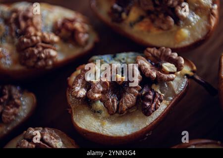 Pere cotte con noci e formaggio blu, che catturano un'atmosfera rustica e confortevole. Foto Stock