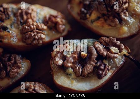 Pere cotte con noci e formaggio blu, che catturano un'atmosfera rustica e confortevole. Foto Stock