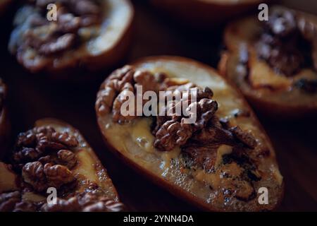 Pere cotte con noci e formaggio blu, che catturano un'atmosfera rustica e confortevole. Foto Stock