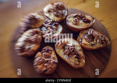 Pere cotte con noci e formaggio blu, che catturano un'atmosfera rustica e confortevole. Foto Stock