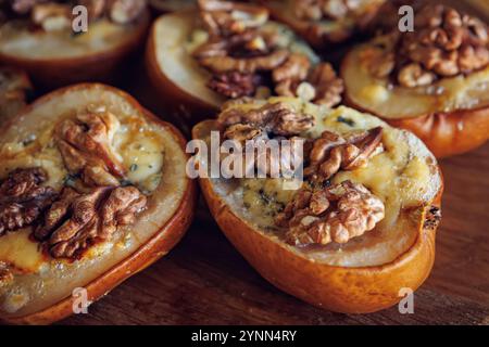 Pere cotte con noci e formaggio blu, che catturano un'atmosfera rustica e confortevole. Foto Stock
