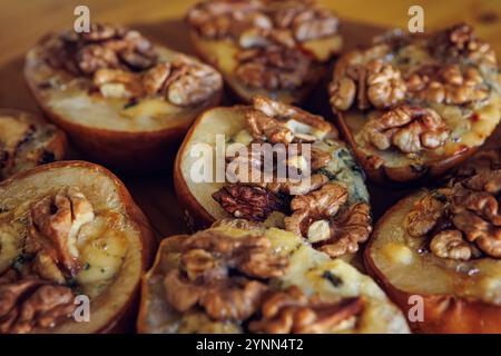 Pere cotte con noci e formaggio blu, che catturano un'atmosfera rustica e confortevole. Foto Stock