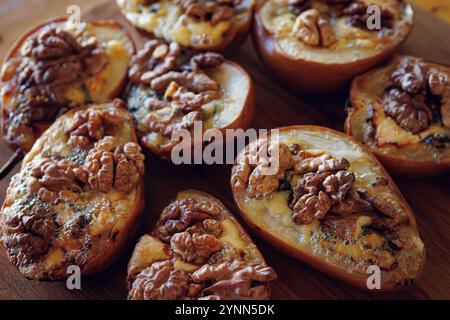 Pere cotte con noci e formaggio blu, che catturano un'atmosfera rustica e confortevole. Foto Stock
