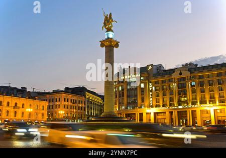 AbEnds auf dem auf dem Freiheitsplatz, Tawisuplebis Moedani, Säule mit der Statue des Heiligen Georg als Drachenkämpfer, Tiflis, Georgien *** sera Foto Stock