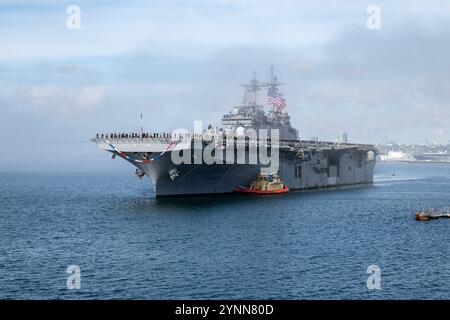 La nave d'assalto anfibio classe Wasp USS Boxer (LHD 4) ritorna alla base navale di San Diego, 24 novembre 2024. Marinai assegnati alla classe Wasp anfibia Foto Stock