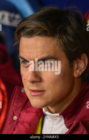 Paulo Dybala dell'AS Roma guarda durante la partita di serie A tra SSC Napoli e AS Roma allo stadio Diego Armando Maradona di Napoli, Italia, sul Novembe Foto Stock