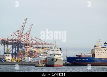 SUDAFRICA, porto di città del Capo, Transnet Port Terminals TPT di Transnet SOC Limited, società di trasporto e movimentazione merci di proprietà statale del Sudafrica, nave cargo russa MV More Sodruzhestva e MV Vasiliy Golovnin di FESCO Transportation Group, il più grande operatore di trasporto intermodale in Russia / SÜDAFRIKA, Kapstadt, Container Hafen, russische Frachtschiffe Foto Stock