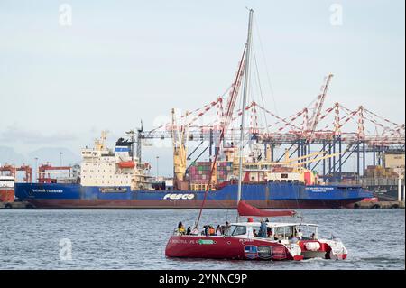 SUDAFRICA, città del Capo, porto, TPT Transnet Container Terminal, nave cargo russa MV Vasiliy Golovnin del FESCO Transportation Group, il più grande operatore di trasporto intermodale in Russia, catamarano da crociera portuale / SÜDAFRIKA, Kapstadt, container Hafen, russisches Frachtschiff Foto Stock