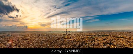 Panorama di Parigi con la Torre Eiffel al tramonto Foto Stock