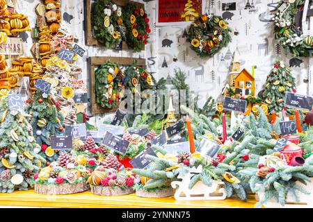 Decorazioni natalizie profumate e ornamenti a base di frutta secca, spezie e rami di abete in vendita al mercatino di Natale di Sibiu Foto Stock