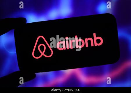 In questa immagine, il logo aziendale Airbnb viene visualizzato sullo schermo di uno smartphone. Foto Stock