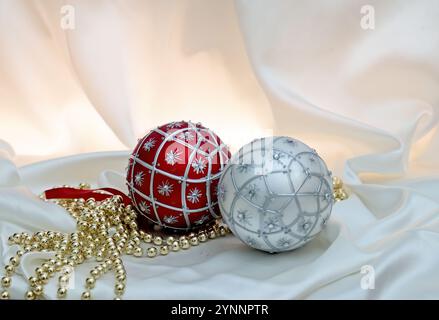 Decorazioni natalizie con due bellissime palle di Natale e perle dorate Foto Stock