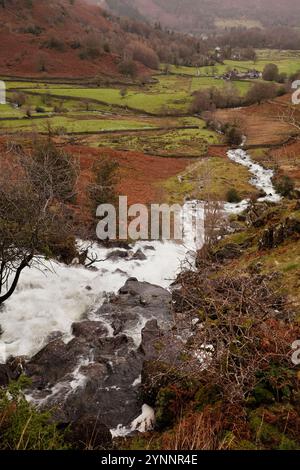 Easedale Beck che scorre verso Easedale da Easedale Tarn, in autunno, nel Lake District inglese Foto Stock