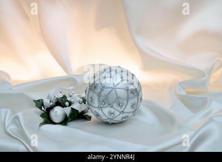 Decorazioni natalizie color argento sul tavolo Foto Stock