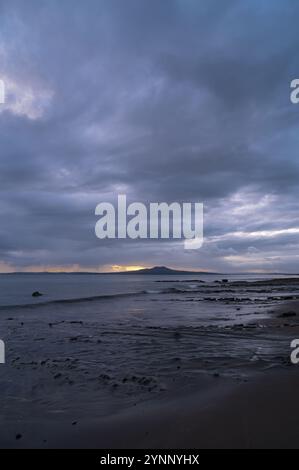 Una vista del vulcano dell'isola di Rangitoto da Takapuna, Auckland, nuova Zelanda Foto Stock