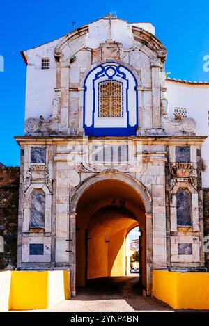 Dettagli. Porta da Esquina, faccia esterna. Sopra di esso l'eremo di nostra Signora della Concezione. Elvas, Alentejo, Portogallo, Europa. Foto Stock