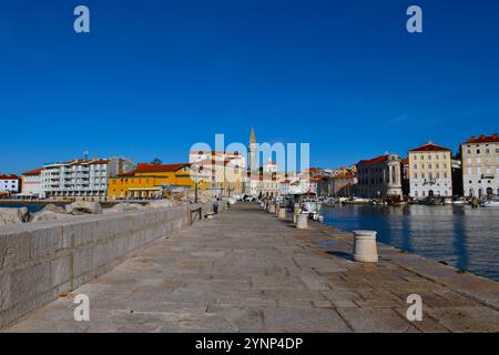 Pirano, Slovenia - 16 novembre 2024: Vista dal molo della città costiera di Pirano in Istria e regione litorale, Slovenia Foto Stock