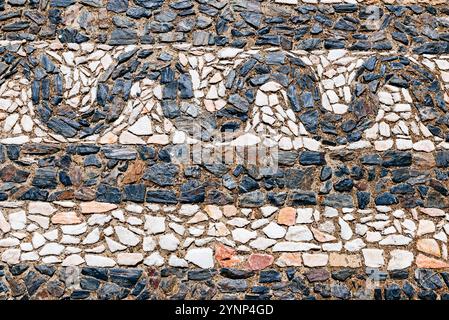 Dettagli. La pavimentazione portoghese, conosciuta in portoghese come calcada portuguesa o semplicemente calcada, è una pavimentazione in stile tradizionale utilizzata per molti pedoni Foto Stock