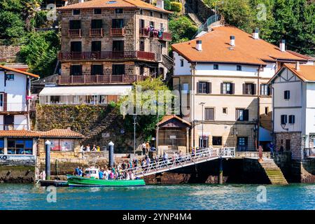 Molo dei traghetti nel quartiere Pasajes San Juan - Pasaia Donibane. Pasajes, Guipúzcoa, País Vasco, Spagna, Europa Foto Stock