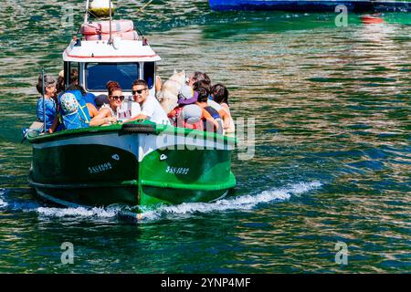 Tradizionale traversata in traghetto da Pasajes San Juan a Pasaia San Pedro - Pasaia Donibane a Pasaia San Pedro. Pasajes, Guipúzcoa, País Vasco, Spagna Foto Stock