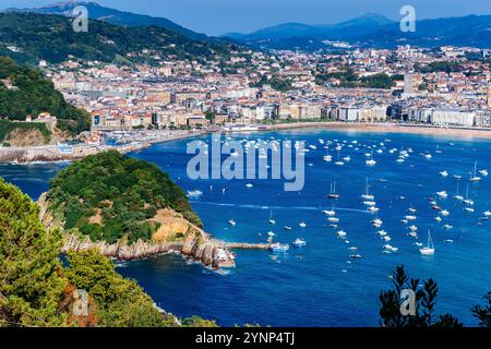 Isola di Santa Clara (L) e spiaggia di la Concha. La Concha Bay. San Sebatián, Guipúzcoa, País Vasco, Spagna, Europa Foto Stock