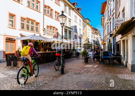 La vivace via Unterstadt. Schaffhausen, Svizzera, Europa. Foto Stock