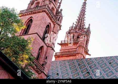 Torri gemelle e tetto piastrellato. Basel Minster è un edificio religioso nella città svizzera di Basilea, originariamente una cattedrale cattolica e oggi un professionista riformato Foto Stock