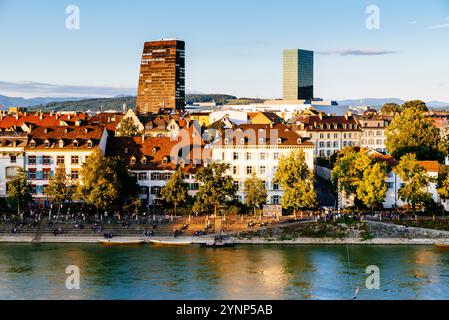 File di case sulla riva destra di Kleinbasel, viste dal Palatinato, Pfalz, piattaforma panoramica. Basilea, Cantone Basilea città, Svizzera, Europa. Foto Stock