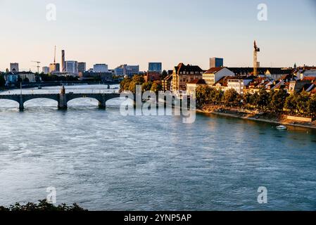 File di case sulla riva destra di Kleinbasel, viste dal Palatinato, Pfalz, piattaforma panoramica. Basilea, Cantone Basilea città, Svizzera, Europa. Foto Stock
