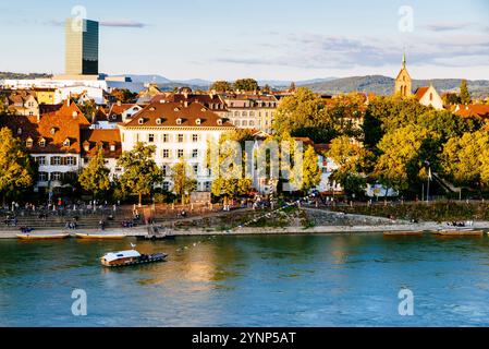 File di case sulla riva destra di Kleinbasel e il famoso traghetto di reazione, un sistema anacronistico ma ancora utilizzato per collegare le due sponde della R. Foto Stock