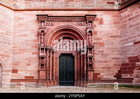 La porta di Gallus sulla facciata del transetto nord della cattedrale di Basilea, costruita intorno al 1185, è considerata il più antico portale romanico in una colonia di lingua tedesca Foto Stock