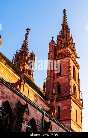 Torri gemelle. Basel Minster è un edificio religioso nella città svizzera di Basilea, originariamente una cattedrale cattolica e oggi una chiesa riformata protestante. Foto Stock