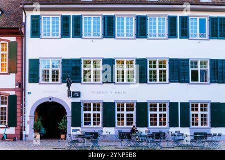 Edificio dall'architettura tipica. Ristorante Zum Isaak. Piazza Munster. Piazza pedonale di Munsterplatz. Basilea, Cantone Basilea città, Svizzera, Europa Foto Stock