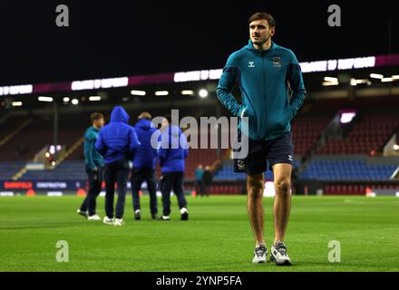 Liam Kitching di Coventry City in vista del match per il titolo Sky Bet a Turf Moor, Burnley. Data foto: Martedì 26 novembre 2024. Foto Stock