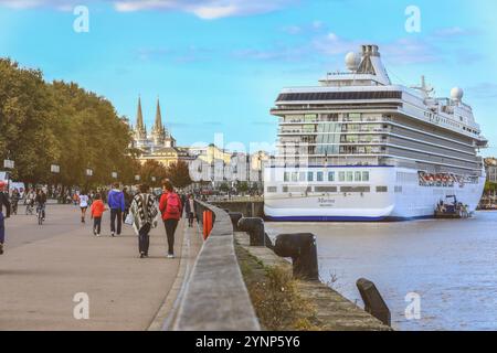 FRANCIA, BORDEAUX - 29 SETTEMBRE 2018 : i turisti amano passeggiare sulle rive del fiume Bordeaux è un posto molto bello con cui passeggiare lungo la Garonna Foto Stock