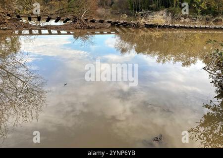 Stover Canal, Newton Abbot, Devon, Regno Unito. 26 novembre 2024. Meteo nel Regno Unito: Tempesta Bert Aftermath rail track penzolante mentre il percorso si è lavato via a seguito di neve pesante e inondazioni a Stover Canal, Newton Abbot, Devon. La pista ciclabile, la pista pedonale e la pista ferroviaria saranno chiuse fino a nuovo avviso credito: Nidpor/Alamy Live Foto Stock