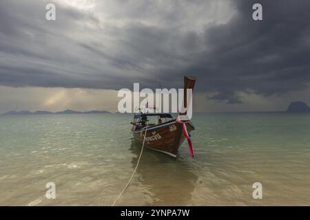 Tramonto a Charlie Beach, isola Koh Mook, Mare delle Andamane, Thailandia, Sud-est asiatico, Asia Foto Stock