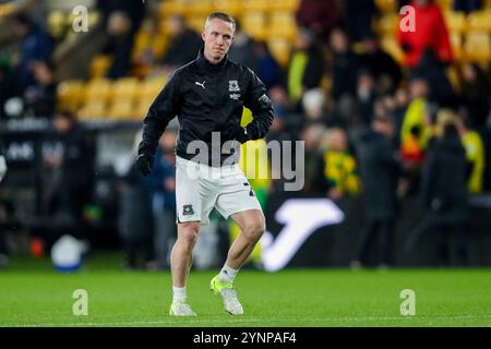 Norwich, Regno Unito. 26 novembre 2024. Adam Forshaw di Plymouth Argyle si scalda prima del match per lo Sky Bet Championship Norwich City vs Plymouth Argyle a Carrow Road, Norwich, Regno Unito, 26 novembre 2024 (foto di Izzy Poles/News Images) a Norwich, Regno Unito il 26/11/2024. (Foto di Izzy Poles/News Images/Sipa USA) credito: SIPA USA/Alamy Live News Foto Stock