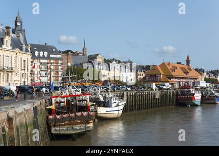 Barche da pesca ormeggiate alla banchina di fronte a una città storica sotto un cielo azzurro, Trouville-sur-Mer, Trouville, River Touques, CRur Cote Fleurie, Honfl Foto Stock