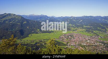 Panorama da Schattenberg, 1692 m, a Fellhorn, 2038 m, e Soellereck, 1706m e Freibergsee, Allgaeu, Baviera, Germania, dietro di esso, Kleinwalsertal, arguzia Foto Stock