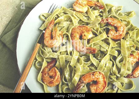 Tagliatelle con spinaci, in salsa panna, con gamberi, fatti in casa, senza persone Foto Stock