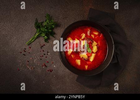 Gulasch di carne, con patate e carote, peperoni dolci, zuppa tradizionale ungherese, fatto in casa, senza persone Foto Stock