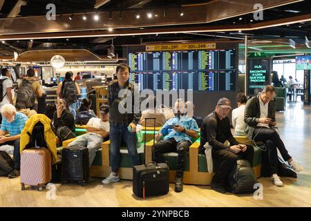 Passeggeri aerei nella sala partenze, all'interno del terminal dell'aeroporto di San Paolo o all'aeroporto internazionale Guarulhos, San Paolo Brasile Sud America Foto Stock