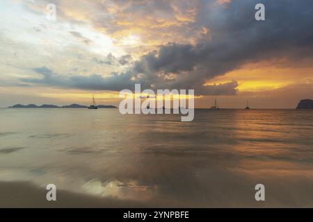 Tramonto a Charlie Beach, isola Koh Mook, Mare delle Andamane, Thailandia, Sud-est asiatico, Asia Foto Stock