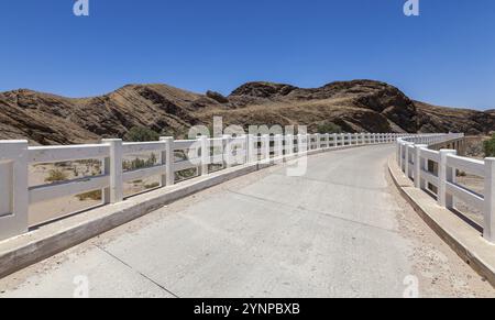 Ponte sul fiume Kuiseb, C14 sulla strada, Namibia, Africa Foto Stock