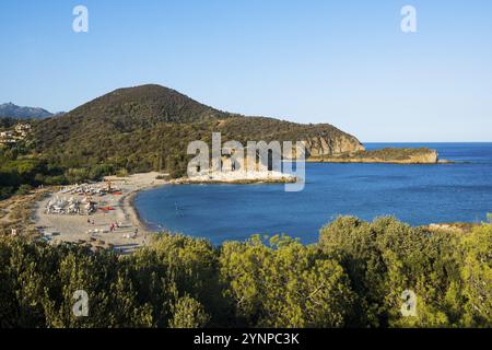 Spiaggia sabbiosa e mare blu, Spiaggia di su Portu, Torre di Chia, Chia, costa meridionale, Sardegna, Italia, Europa Foto Stock