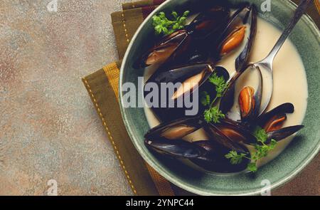 Cozze in conchiglie, salsa cremosa all'aglio, cozze in salsa di besciamella, fatte in casa, nessuno Foto Stock