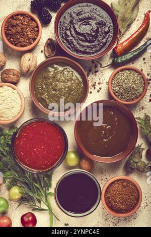 Assortimento di salse e spezie georgiane, vista dall'alto, set di spezie e tkemali, georgiani, cibo di sottofondo Foto Stock