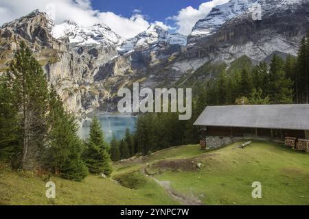 Incredibile escursione sul lago Oeschinnensee, chalet in legno e Alpi svizzere, Oberland Berner, Svizzera, Europa Foto Stock