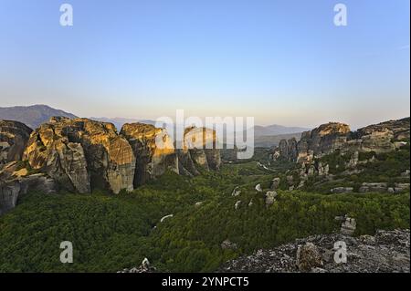 Monastero di Varlaam, Sacro monastero di San Nicola, Monastero di Rousanou e Megalo Meteoro fotografati all'alba Foto Stock